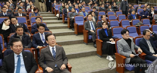 27일 국회에서 열린 더불어민주당 의원총회에 이재명 대표와 홍익표 원내대표가 참석해 있다. 연합뉴스