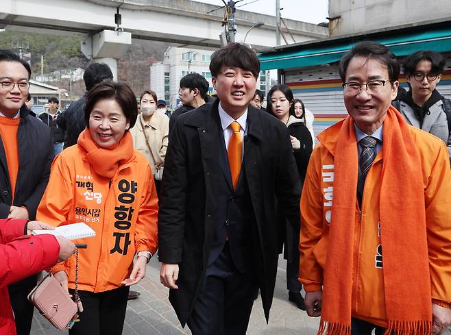 개혁신당 이준석 대표가 27일 오후 경기도 용인시 처인구 용인중앙시장을 방문해 시장을 둘러보고 있다.