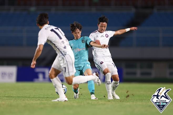 이정택(오른쪽, 충북청주FC). 한국프로축구연맹 제공