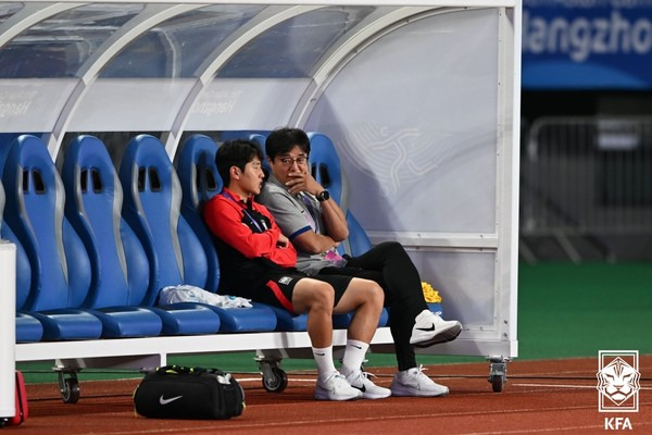 이강인(왼쪽), 황선홍 감독(이상 한국 아시안게임 남자 축구 대표팀). 대한축구협회 제공