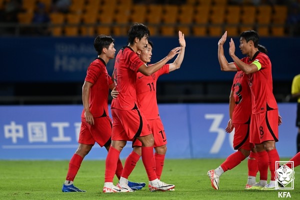 엄원상(중앙, 아시안게임 대표팀). 대한축구협회 제공