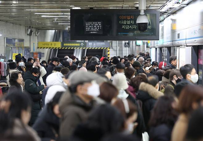 서울 중구 충무로역에서 퇴근길에 오른 시민들이 지하철 탑승을 기다리고 있다. 연합뉴스