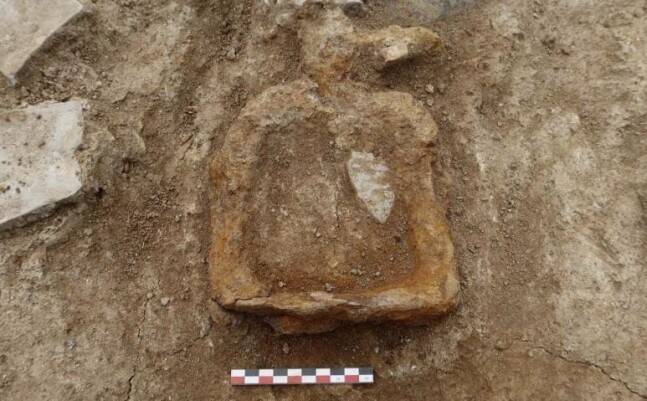 말 안장에 딸린 발받침인 등자가 출토되는 모습. 국립부여문화재연구소 제공