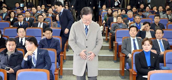 더불어민주당 이재명 대표가 27일 국회에서 열린 의원총회에 참석하고 있다. 연합뉴스