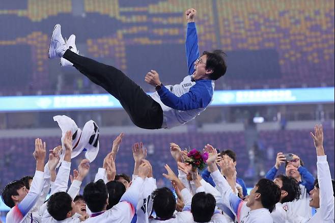 <yonhap photo-0097=""> 사진은 지난해 2022 항저우 아시안게임 남자 축구 금메달을 차지한 대표팀 선수들이 7일 중국 항저우 황룽 스포츠센터 스타디움에서 열린 메달 수여식에서 황선홍 감독을 헹가래 치고 있다. 사진=연합뉴스</yonhap>