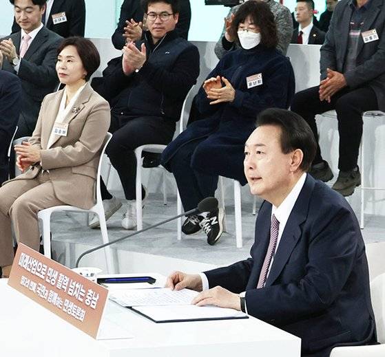 윤석열 대통령이 26일 서산 공군 제20전투비행단에서 ‘미래산업으로 민생활력 넘치는 충남’을 주제로 열린 ‘국민과 함께하는 민생토론회’에서 발언하고 있다. [사진 대통령실사진기자단]