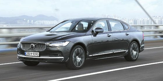벤츠 E-클래스, BMW 5시리즈 등과 경쟁하는 볼보 S90은 동급에서 가 장 넉넉한 공간을 갖춘 패밀리 세단이다. [사진 볼보자동차]