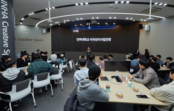 이차전지 성과교류회·학교 간 투어에서 최진섭 인하대학교 이차전지사업단장이 인사말을 하고 있다.