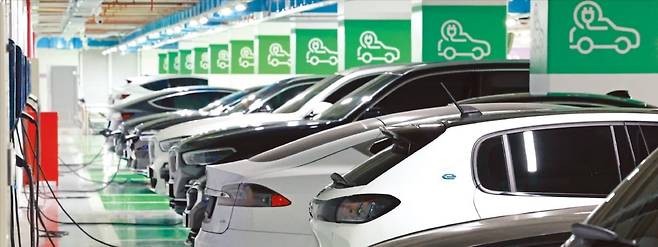 올해 전기차 구매 시 받을 수 있는 국비 보조금이 확정됐다. 각 지방자치단체의 보조금도 하나둘씩 정해졌다. 이에 따라 올 들어 보조금 확정 전 전기차 구입을 망설이던 소비자들도 서서히 전기차 시장을 기웃거릴 것으로 예상된다. 서울 강남구의 한 주차장에서 전기차들이 충전하고 있다.  연합뉴스