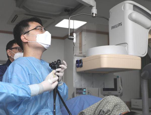 급성 췌장염은 치료를 통해 췌장 기능이 정상으로 회복될 수 있지만, 만성 췌장염은 췌장 기능에 비가역적인 장애를 초래하고 체중 감소, 영양 결핍, 소화불량, 당뇨 등이 나타나게 된다. 사진은 고신대복음병원 이정욱(췌담도내과) 교수가 수술을 진행하는 모습.