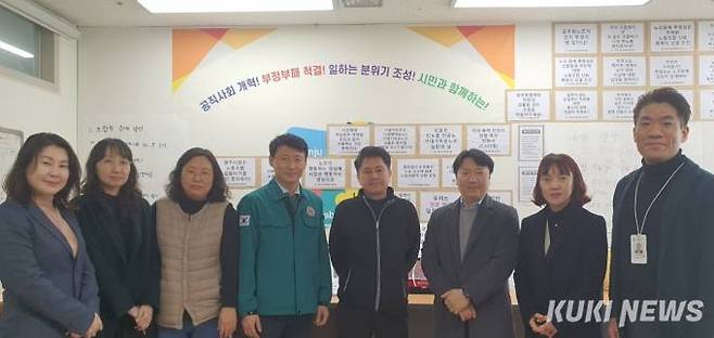 강원 원주시청 공무원노동조합(이하 원공노)과 원주시 선거관리위원회 관계자들이 27일 원공노 사무실에서 22대 총선 선거사무 협의를 가진 뒤 기념촬영을 하고 있다. (원주시청 공무원노동조합 제공)