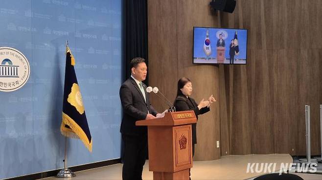 박영순 더불어민주당 의원이 27일 국회 소통관에서 기자회견을 하고 있다. 사진=황인성 기자