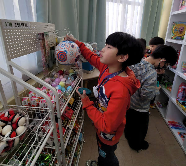 영도성광교회 아이들이 최근 부산 영도구의 교회 교육관에 마련된 어린이 편의점에서 간식과 장난감을 고르고 있다. 영도성광교회 제공