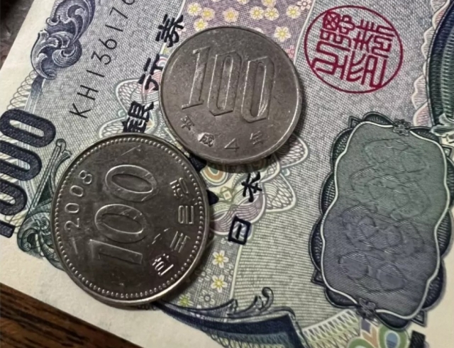 일본 1000엔권 지폐 위에 일본 100엔짜리 동전(오른쪽)과 한국 100원짜리 동전(왼쪽)이 놓여있다. 트위터 캡처