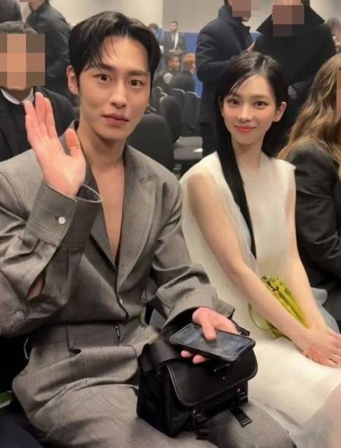 지난 1월 이탈리아 밀라노 패션쇼에 참석한 연기자 이재욱(왼쪽)과 카리나. 사진출처=SNS