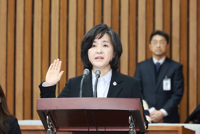 신숙희 대법관 후보자가 27일 오전 서울 국회에서 열린 국회인사청문특별위원회 인사청문회에서 선서하고 있다.<연합뉴스>