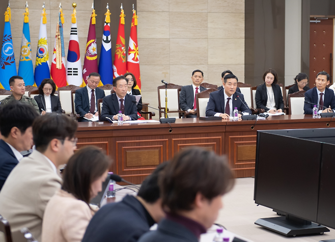 신원식 국방부 장관이 26일 서울 용산 국방부 청사에서 열린 출입기자단 간담회에서 발언하고 있다. [국방부]