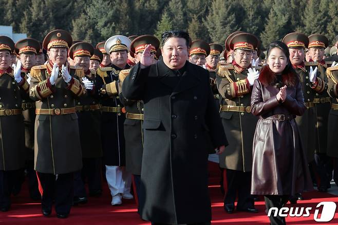 (평양 노동신문=뉴스1) = 김정은 북한 노동당 총비서가 건군절(인민군 창건) 76돌인 지난 8일 딸 '주애'와 국방성을 축하방문했다고 노동당 기관지 노동신문이 9일 보도했다.   [국내에서만 사용가능. 재배포 금지. DB 금지. For Use Only in the Republic of Korea. Redistribution Prohibited]  rodongphoto@news1.kr  Copyright (C) 뉴스1. All rights reserved. 무단 전재 및 재배포,  AI학습 이용 금지.