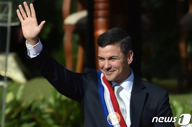 (AFP=뉴스1) 권영미 기자 = 파라과이 신임 대통령인 산티아고 페냐가 15일 로페즈 대통령궁에서 취임식을 가지며 손을 흔들고 있다. 2023.08.15.  ⓒ AFP=뉴스1  Copyright (C) 뉴스1. All rights reserved. 무단 전재 및 재배포 금지.