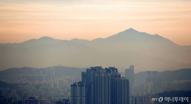 초미세먼지 농도가 한때 나쁠 것으로 예보된 18일 서울 도심이 흐린 모습을 보이고 있다. 2024.02.18. /사진=뉴시스 /사진=김선웅