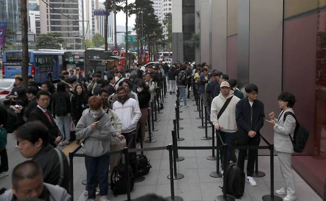 지난해 10월  아이폰15 시리즈 출시 첫날 서울 애플스토어 명동점 /사진=뉴시스
