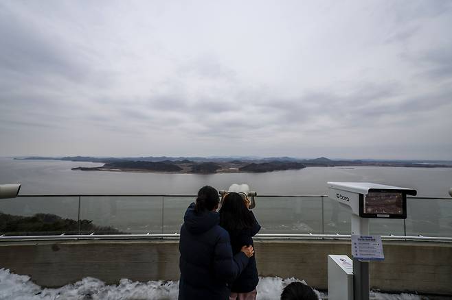 정월대보름인 지난 24일 경기 김포시 애기봉평화생태공원을 찾은 시민들이 북녘땅을 바라보고 있다. [사진=뉴시스 제공]