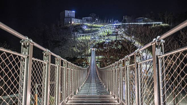 애기봉평화생태공원 내 전망대로 가는 산책로 [사진=김포시 제공]