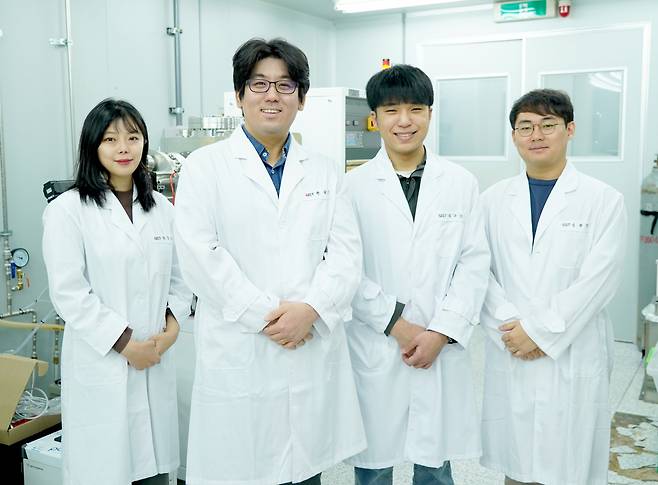 이번 연구를 수행한 GIST 연구진. 김도은(왼쪽부터) 연구원, 정현호 교수, 김규린 연구원, 김주환 연구원.[GIST 제공]