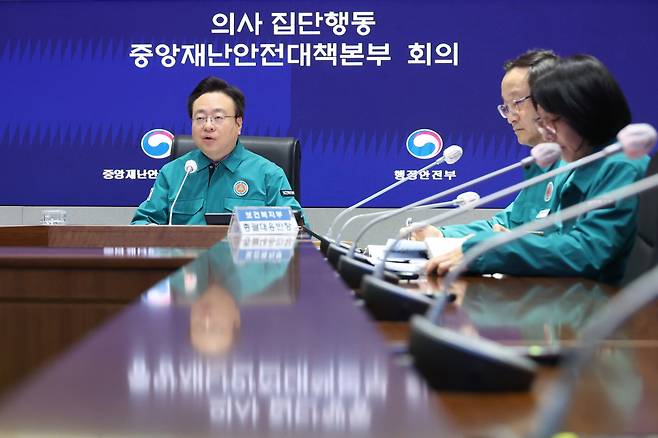 조규홍 ‘의사 집단행동 대응 중앙재난안전대책본부(중대본) 제1차장(보건복지부 장관)이 26일 오전 서울 종로구 정부서울청사에서 중대본 회의를 주재하고 있다.[연합]