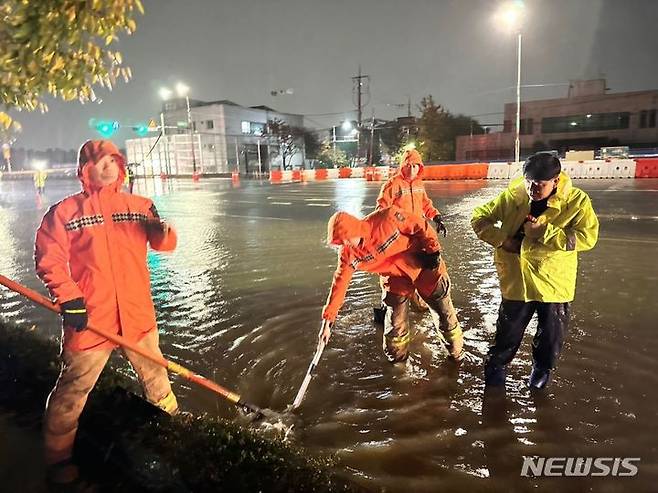 [수원=뉴시스] 양효원 기자 = 지난해 11월6일 경기 수원시 권선구 서둔동 한 도로가 비에 침수, 소방당국이 조치에 나선 모습. (사진=경기도소방재난본부 제공) 2023.11.6. hyo@newsis.com  *재판매 및 DB 금지