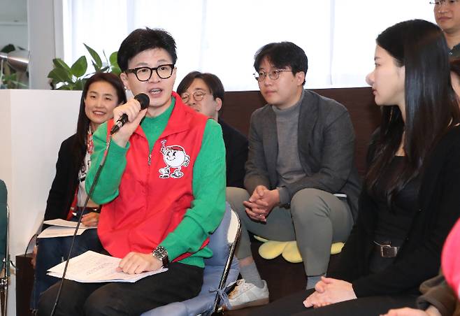 국민의힘 한동훈 비상대책위원장이 27일 서울 성동구의 한 북카페에서 '기후 미래 택배' 현장 공약을 발표하고 있다. 연합뉴스