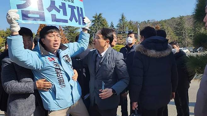 지난 16일 카이스트 동문에서 선거운동을 하던 김선재 후보가 끌려나가는 모습. 김선재 후보 제공