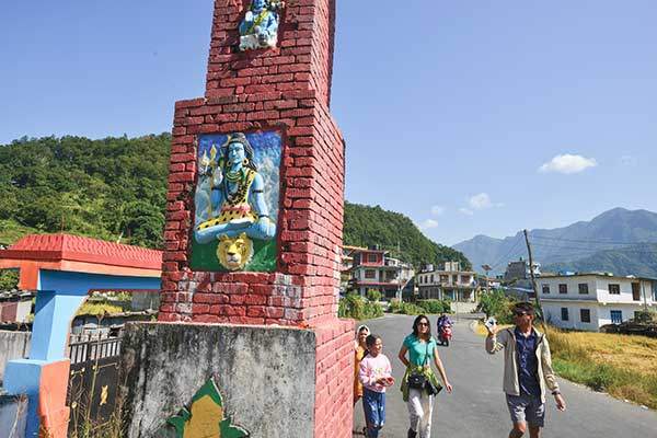 마을 입구의 관문. 힌두를 상징하는 신상이 새겨져 있다.