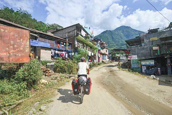 베시샤르 도시를 빠져나가는 중이다.