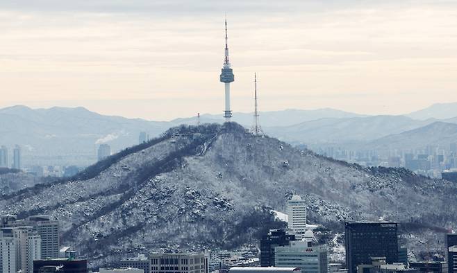 서울 서대문구 안산 봉수대에서 바라본 남산과 도심 일대가 전날까지 내린 눈으로 설경을 이루고 있다. 뉴스1