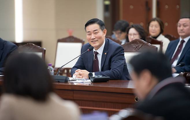 신원식 국방부 장관이 지난 26일 서울 용산구 국방부 청사에서 열린 기자간담회에서 발언하고 있다.    국방부 제공.