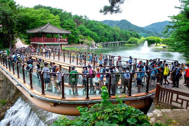 충북 제천시 모산동 의림지 용추폭포 유리전망대를 방문객들이 줄지어 건너고 있다. 제천시 제공