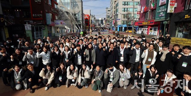 27일 ‘관광서비스 상생 지원단’이 서울 마포구 홍대 레드로드에서 기념촬영을 하고 있다. 사진 제공=문체부