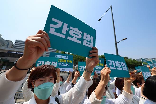 서울 용산 대통령실 앞에서 대한간호협회가 간호법 제정을 촉구하고 있다. ⓒ연합뉴스
