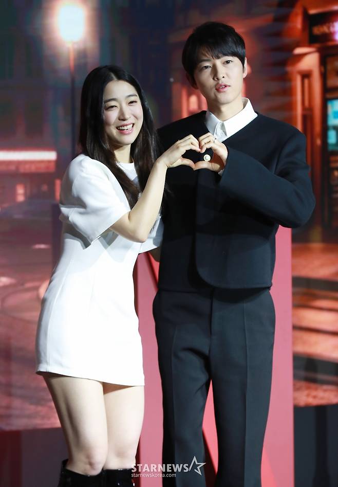 배우 최성은, 송중기가 27일 오전 서울 마포구 호텔 나루 서울 엠겔러리에서 진행된 넷플릭스 영화 '로기완' 제작보고회에 참석해 포즈를 취하고 있다.  삶의 마지막 희망을 안고 벨기에에 도착한 탈북자 기완과 삶의 이유를 잃어버린 여자 마리가 서로에게 이끌리듯 빠져드는 이야기를 그린 영화 '로기완'은 3월 1일 공개된다. /2024.02.27 /사진=이동훈