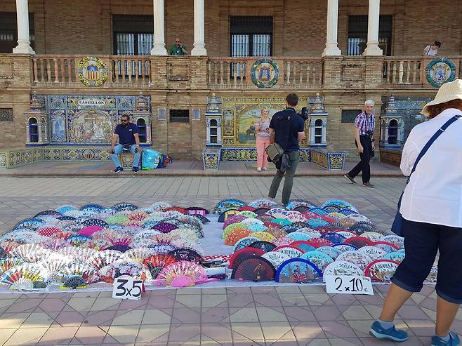 세비야 스페인 광장에 펼쳐진 노점상 [촬영 송진원]