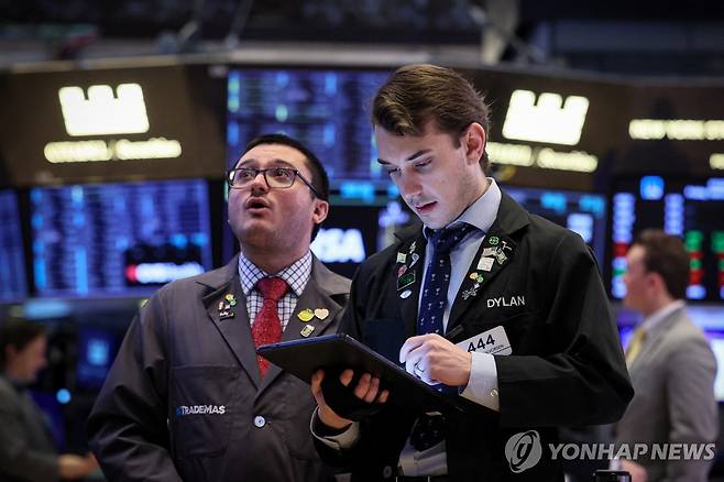 뉴욕증권거래소(NYSE) 입회장에서 일하는 트레이더들의 모습 [연합뉴스 자료사진]