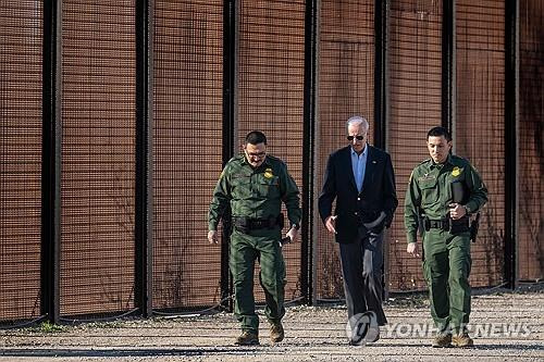 지난해 1월 미국 남부 국경 방문한 바이든 대통령 [AFP 연합뉴스 자료사진. 재판매 및 DB 금지]