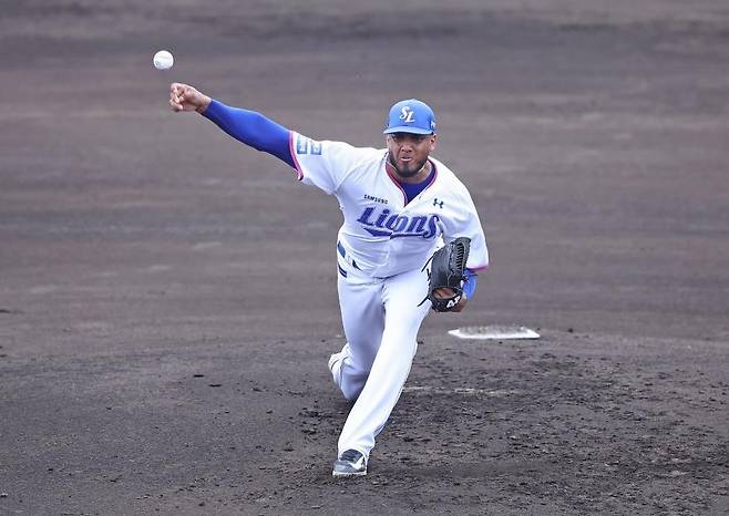 공 던지는 레예스 삼성 라이온즈 새 외인 투수 데니 레예스가 27일 일본 오키나와 아카마 구장에서 열린 롯데 자이언츠와 프로야구 연습경기에 선발 등판해 공을 던지고 있다. [삼성 라이온즈 제공. 재배포 및 DB  금지]