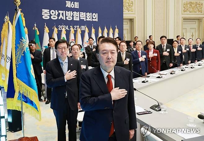 윤석열 대통령, 중앙지방협력회의 국민의례 (서울=연합뉴스) 홍해인 기자 = 윤석열 대통령이 27일 청와대 영빈관에서 열린 제6차 중앙지방협력회의에 참석해 국기에 경례하고 있다. 2024.2.27 hihong@yna.co.kr