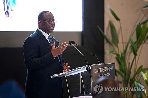 국민대화에서 연설 중인 마키 살 세네갈 대통령 [AFP=연합뉴스]