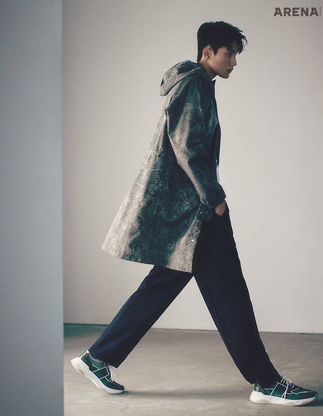 스크리토 패턴이 적용된 후디드 롱 파카·클래식 로고 티셔츠·팬츠·니트와 레더 소재를 사용한 쉐도우 스니커즈 모두 벨루티 제품.