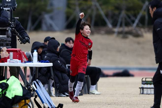 리스펙트FC와 포항 골든주니어FC가 2024 영덕 풋볼 페스타 윈터리그에서 각각 6학년부와 4학년부 정상에 섰다. 사진=베스트 일레븐