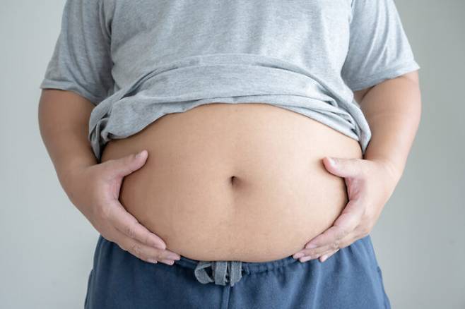 복부 비만이 있는 중년 남성은 인지 기능이 떨어지고, 치매에 걸릴 위험이 높은 것으로 나타났다. [사진=게티이미지뱅크]