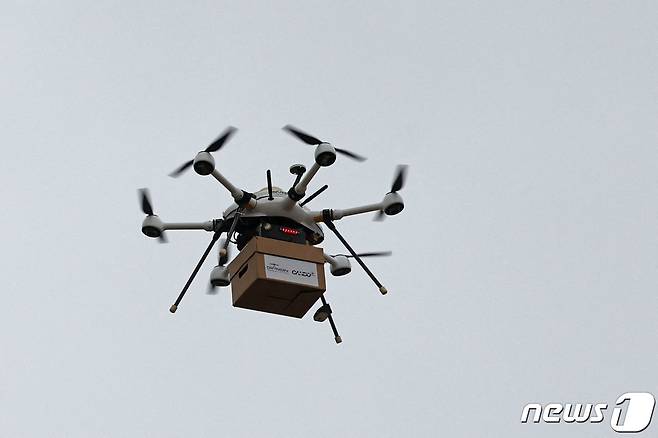 물품을 배송 중인 드론. ⓒ AFP=뉴스1 ⓒ News1 김예슬 기자